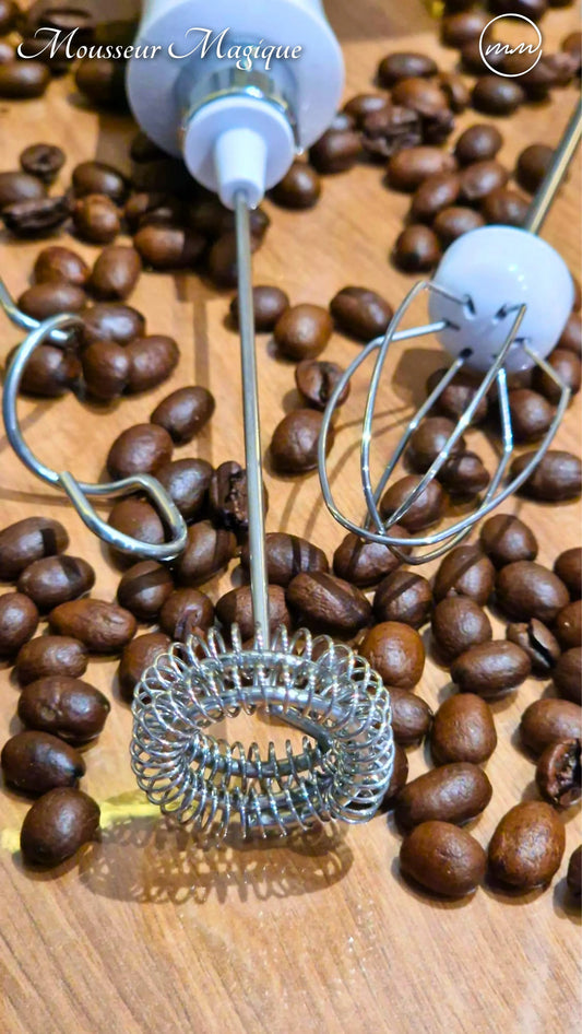 Chocolat chaud velouté et café mocha maison préparé avec le mousseur Magique USB