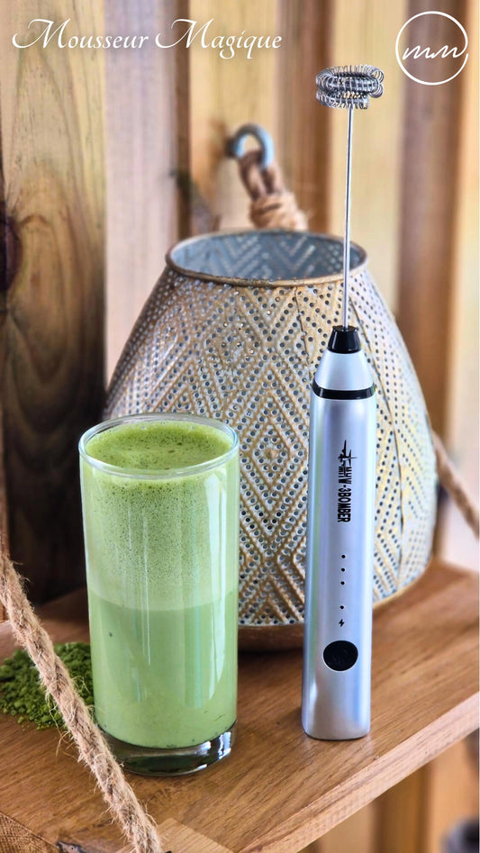 Comment préparer un matcha latte mousseux avec un mousseur à lait