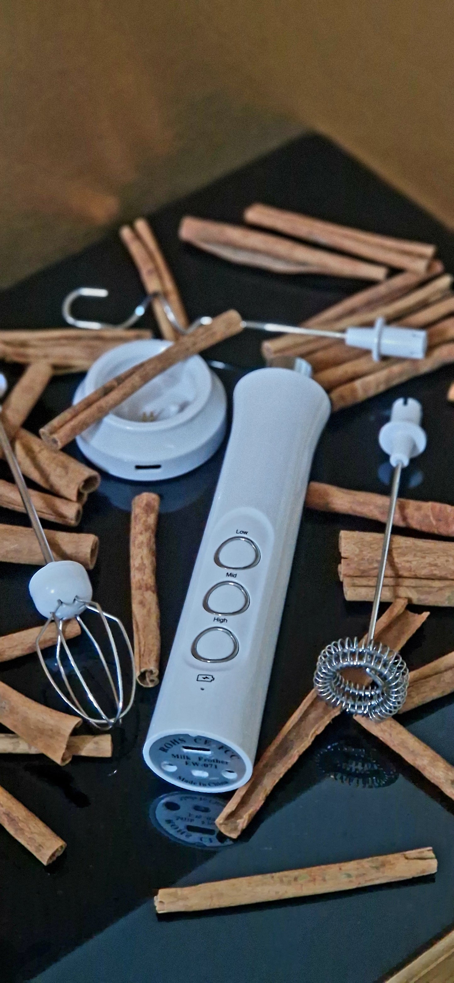 Gros plan sur un café glacé crémeux avec crème fouettée et cannelle, mousse réalisée au mousseur à lait Mousseur Magique