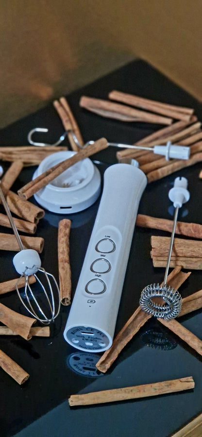 Gros plan sur un café glacé crémeux avec crème fouettée et cannelle, mousse réalisée au mousseur à lait Mousseur Magique