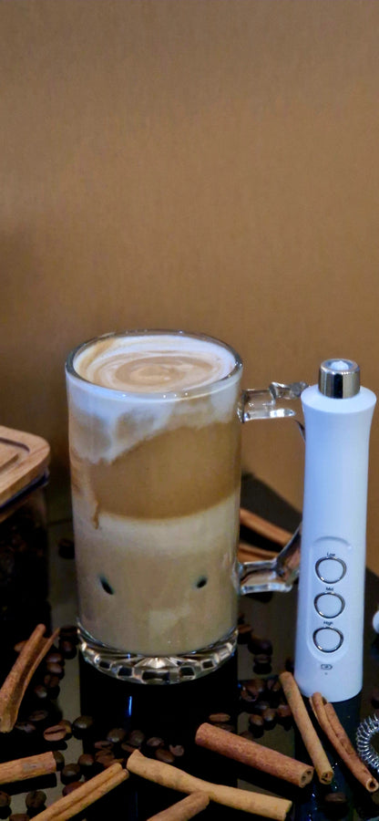 Café frappé glacé maison surmonté de crème fouettée, préparé avec le mousseur à lait portable Mousseur Magique