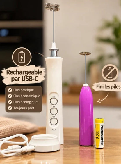 Mousseur à lait électrique blanc rechargeable par USB-C, fini les piles : comparaison avec un mousseur à piles